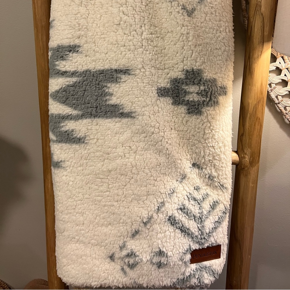NWT Pendleton Aztec Tribal Soft Plush Throw Blanket